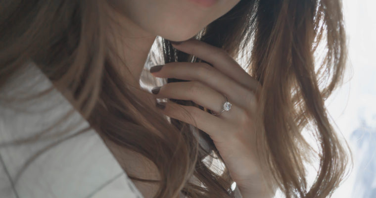 Čo so zásnubným prsteňom po svadbe?
