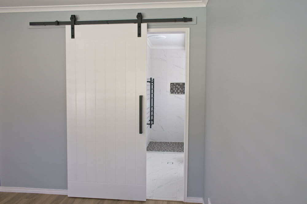 Ako si poradiť s výberom interiérových dverí do malých miestností?
