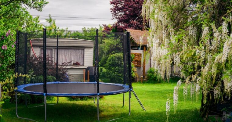 Ako si vybrať bezpečnú záhradnú trampolínu?