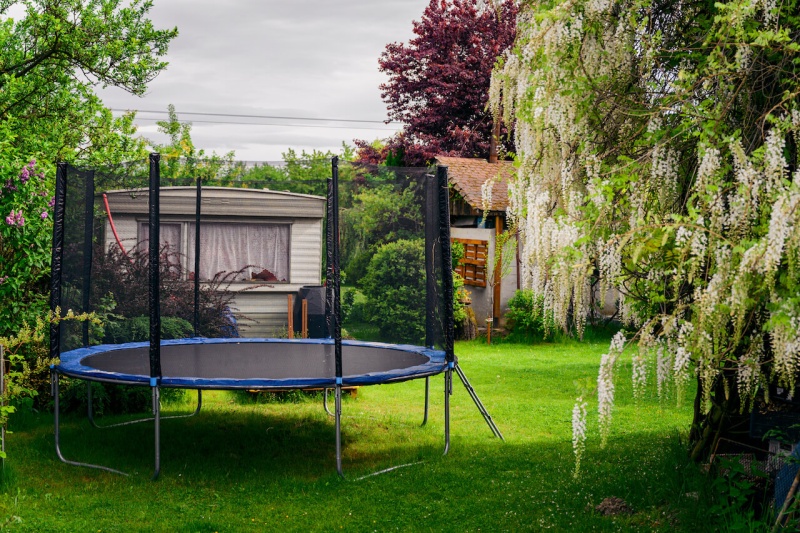 Ako si vybrať bezpečnú záhradnú trampolínu?